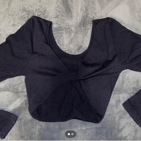 CROSS FRONT LONG SLEEVE CROP TOP - Picture 2 of 3